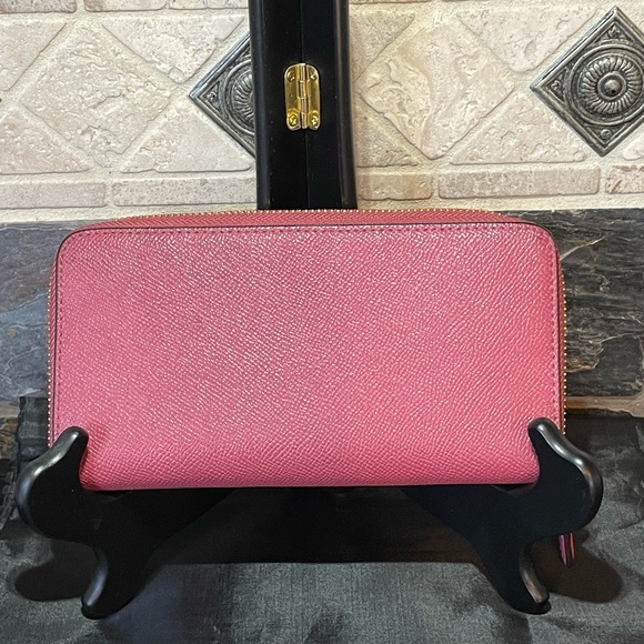 COACH pink wallet with gold accents in beautiful condition - Picture 2 of 10